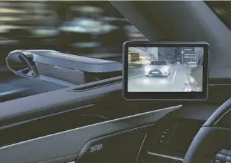  ??  ?? RETROVISOR­S DIGITALS. El nou Lexus ES300h incorpora la nova tecnologia digital .