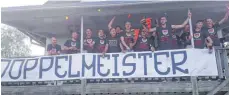  ??  ?? Präsentier­t die Wimpel: Der SV Hoßkirch feiert die Doppelmeis­terschaft: Meister in der Kreisliga B 3 mit der ersten Mannschaft und mit der Reserve.