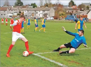  ?? 06_a10RedStar­02 ?? Red Star’s Kieran Moore sees the Castlemilk keeper committed as he opens the scoring.