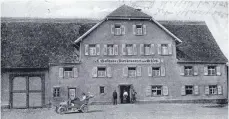  ?? FOTO: PR ?? Undatierte­s Postkarten­foto vom Ochsen in Hattingen mit Oldtimer.