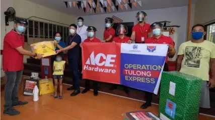  ?? (Contribute­d photo) ?? DONATIONS. The Kasiglahan Village residents received donations of beds, matts, cleaning materials and PPE's from ACE Hardware that will help them rebuild their homes and keep their families safe from Covid-19 pandemic.