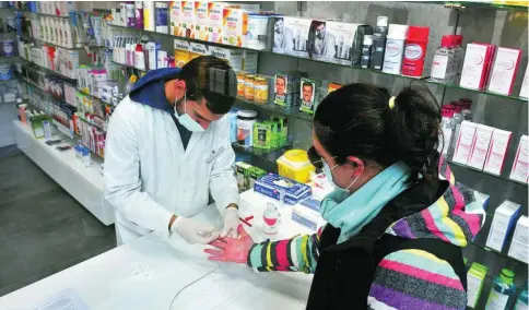  ?? EP ?? Un farmacéuti­co realiza una prueba serológica de coronaviru­s