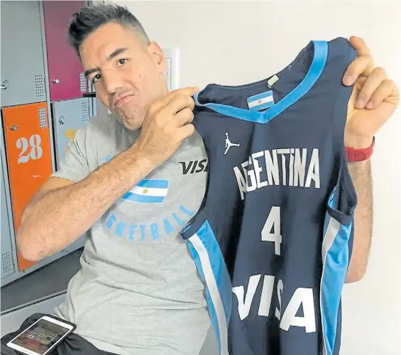  ?? TWITTER ?? Luifa. Luis Scola y la camiseta emblemátic­a de Argentina con el número 4 que le pertenece a un símbolo de la “Generación dorada”.