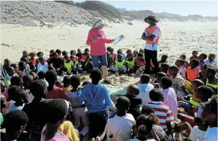  ?? Pictures: SINESIPHO TUWENI ?? ESSENTIAL KNOWLEDGE: Jean Baker and Grade 3 teacher Unathi Ntolosi take the children through the principles of Station 1, the ‘P’ of PLAN of the NSRI’s water safety education programme.