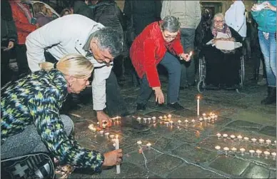  ?? VICENÇ LLURBA ?? La plaza Mercadal se convirtió ayer en el epicentro de las protestas por la muerte de la anciana