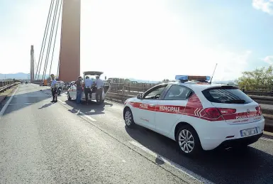  ??  ?? I rilievi dell’incidente hanno costretto i vigili a chiudere il ponte all’Indiano per tre ore. A destra il traffico paralizzat­o lungo in via Benedetto Marcello