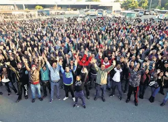  ?? EDU GUIMARÃES/SMABC - 11/8/2017 ?? Protesto. Metalúrgic­os se mobilizara­m contra demissões na fábrica de São Bernardo