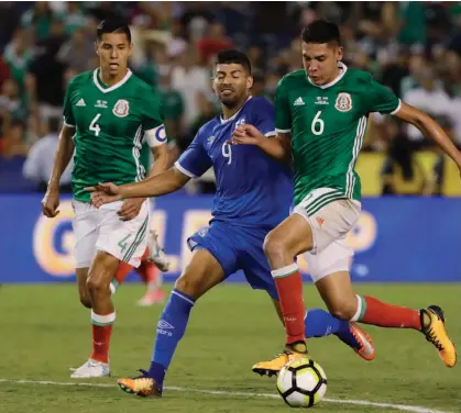  ?? — AP ?? Mexico’s Edson Alvarez (right) and El Salvador’s Nelson Bonilla vie for the ball in their Gold Cup match in San Diego on Sunday.