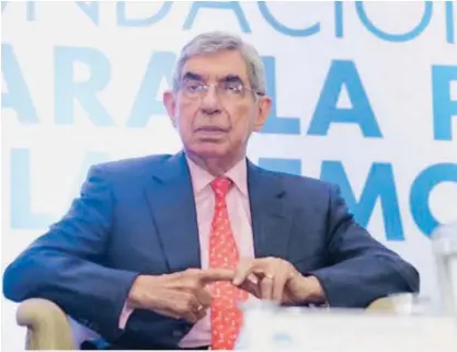  ?? ARCHIVO. ?? Arias firmó en el 2008, junto con el exministro Roberto Dobles, la declarator­ia de interés público de la explotació­n de la mina Crucitas, acto que el Tribunal Penal de Hacienda consideró ilegal en el 2015.