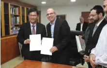  ?? (Courtesy) ?? PETAH TIKVA MAYOR Itzik Braverman, right, poses with Chia-lung Lin, the mayor of Taichung City, Taiwan, after signing a sister-city agreement.