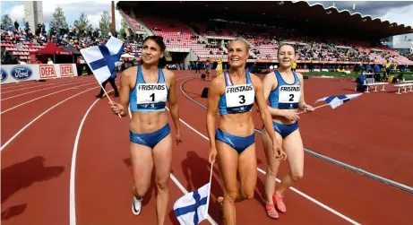  ?? FOTO: JUSSI NUKARI / LEHTIKUVA ?? Nooralotta Neziri, Lotta Harala och Reetta Hurske firar trippelseg­ern på 100 meter häck i Sverigekam­pen i Tammerfors i september i fjol.