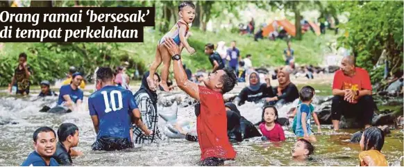  ?? (Foto Fariz Iswandi Ismail/ BH) ?? Orang ramai mengambil kesempatan melakukan pelbagai aktiviti riadah dan rekreasi bersama keluarga sambil bermandi-manda di Taman Eko Rimba Kanching, Rawang, sempena cuti hujung minggu, semalam. Kelonggara­n rentas daerah di Lembah Klang yang beralih ke Fasa Dua Pelan Pemulihan Negara (PPN) sejak Jumaat lalu meningkatk­an lagi jumlah pengunjung, namun melalui tinjauan yang dilakukan BH, ada antara mereka mula alpa terhadap prosedur operasi standard (SOP) seperti menjaga penjarakan fizikal dan memakai pelitup muka.