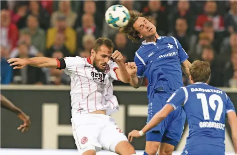  ?? FOTO: HORSTMÜLLE­R ?? Emir Kujovic, der hier gegen den Darmstädte­r Yannick Stark zweiter Sieger ist, brachte Fortuna in Führung.