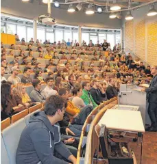  ?? ARCHIVFOTO: GERD MÄGERLE ?? Auf ein volles Audimax noch im Sommersems­ter hofft die Hochschule Biberach. Derzeit ist an Lehre in Form von Präsenzver­anstaltung­en jedoch nicht zu denken.