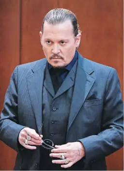  ?? FOTOS: EL HERALDO ?? Depp ha acudido al juicio en el Tribunal de Circuito del Condado de Fairfax, en Virginia, cerca de Washington, con su cabello atado en una cola de caballo, zarcillos y grandes anillos.