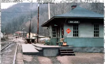  ?? Jim Bistline, Sam Dunaway collection ?? A replica Van Lear, Ky., depot was built from scratch for the movie. After filming was over, it was left behind and later moved to another location.