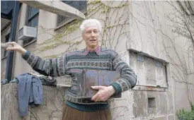  ?? JASON SMITH ?? Roger Hildebrand around 2011 with a time capsule filled in the late 1940s by Enrico Fermi and other University of Chicago physicists.