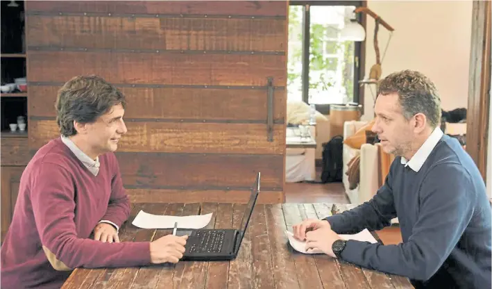  ??  ?? Cara a cara. Hernán Lacunza recibe en su casa de Tigre al presidente del Central, Guido Sandleris. Los une una estrecha relación personal. Analizaron los vencimient­os de letras.