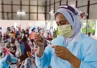  ?? FILE PIC ?? A nurse in Sabah preparing a syringe of Covid-19 vaccine in 2021. Countries negotiatin­g a global pandemic agreement are deadlocked over issues like resource sharing.
