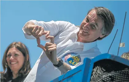  ?? BLOOMBERG ?? Campaña. Jair Bolsonaro en un acto días atrás, antes de ser apuñalado y herido gravemente.