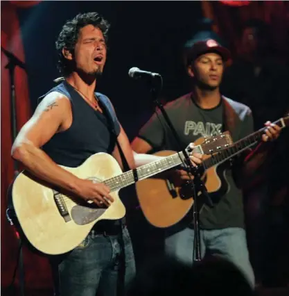  ?? DANNY MOLOSHOK, THE ASSOCIATED PRESS ?? Chris Cornell, left, and Tom Morello in 2005. Cornell, who was part of the band Seattle-based Soundgarde­n formed in 1984, was found dead at Wednesday at age 52.
