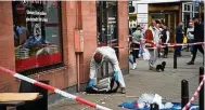  ?? FOTO: RENÉ ?? Laufende Ermittlung­en: Die Spurensich­erung am Ort des Vorfalls in Mannheim.