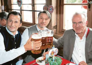  ?? Foto: Stefan Matzke, Paulaner ?? Es gab schon Zeiten, in denen beim FC Bayern leidenscha­ftlicher gefeiert wurde. Am Tag nach der Niederlage mussten Sportdirek­tor Hasan Salihamidz­ic, Trainer Niko Kovac und Vorstandsc­hef Karl-Heinz Rummenigge im Bierzelt die Maßkrüge stemmen. Richtig zum Feiern zumute scheint Kovac aber nicht zu sein.