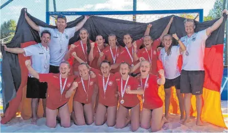  ?? FOTO: PRIVAT ?? Präsentier­ten erfolgreic­h die deutschen Farben: Joelle Arno (hintere Reihe, 6. von links) gewann mit der U 17-Auswahl bei der Beachhandb­all-Europameis­terschaft in Zagreb die Bronze-Medaille.
