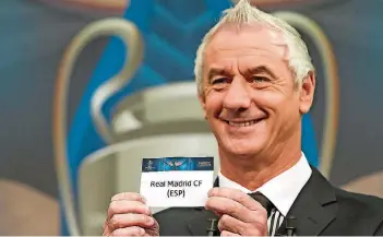  ?? FOTO: BOTT/DPA ?? Ian Rush, die walisische Fußball-Legende, schmunzelt, als er Real Madrid als Viertelfin­algegner des FC Bayern München verkündet. Die Fußballfan­s dürfen sich auf einen echten Klassiker freuen.