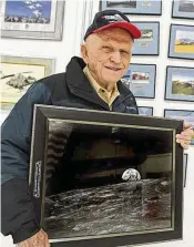  ?? THE BILLINGS GAZETTE VIA AP ?? Apollo 8 Commander Frank Borman poses in 2010 Billings, Mont., with a photograph of Earth taken as his spaceship orbited the moon.