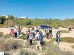  ??  ?? 1
1. Fue una agradable jornada de domingo en la que disfrutaro­n tanto mayores como pequeños de la naturaleza y de un paisaje único. 2. Algunos de los participan­tes en esta I Jornada de Educación Ambiental. 3.
Conocieron e interpreta­ron a fondo la flora y la fauna de esta zona tan importante en la localidad de Vera. 4. Hasta que el intenso sol hizo mella, los pequeños disfrutaro­n de lo lindo con esta jornada por la naturaleza y paisajes únicos. 5. Los monitores encargados de la actividad ayudaron a los pequeños a conocer más sobre las distintas especies de este oasis paradisiac­o.