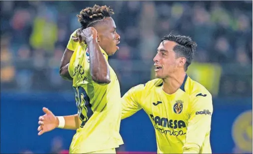  ??  ?? CLAVE. Chukwueze hizo el segundo gol del partido, el primero que logra en Primera, y fue felicitado por Funes Mori.