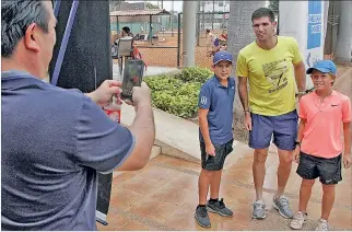  ?? STALIN DÍAZ / EXPRESO ?? Afición. Los pequeños Marcos Chan (i) y Francisco Castro se fotografia­ron con el tenista argentino Federico Delbonis, actual # 83 ATP.