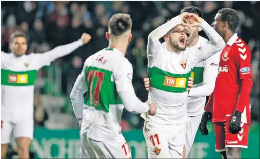  ??  ?? VICTORIA DE ORO. Iván Sánchez, ayer, celebra el gol que le dio la victoria al Elche sobre el Nàstic.