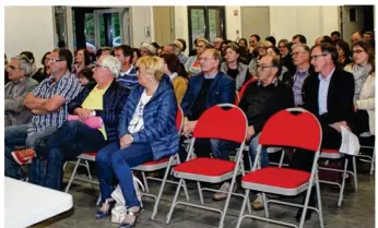  ??  ?? 120 personnes venues de toute la Seine-Maritime, se sont réunies à Saint-Hellier contre les fermetures des classes.