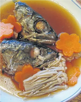  ??  ?? CHINESE FAVOURITE: Fish heads simmering in soy sauce.