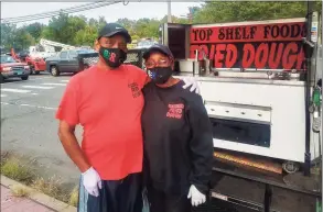  ?? James Walker / For Hearst Connecticu­t Media ?? Clarence and Shantay Scott with their fried dough cart Wednesday on Dixwell Avenue in Hamden.