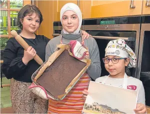  ?? Findlay. Picture: Angus ?? Student Lena Evans busy baking at her St Madoes home for the Cakefest with helpers, sister Linda, left, and cousin Jana Albrash.