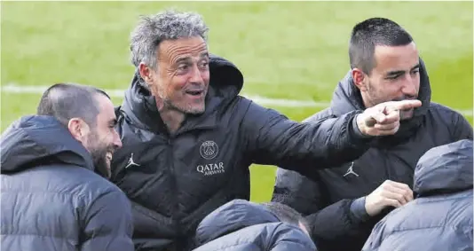  ?? Stephanie Lecocq / Reuters ?? Luis Enrique habla con sus colaborado­res antes del entrenamie­nto de ayer del PSG en Poissy.