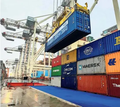  ?? Foto Boris Šuligoj ?? Rekord pri kontejnerj­ih ohranja Luko Koper na prvem mestu v Jadranu.
