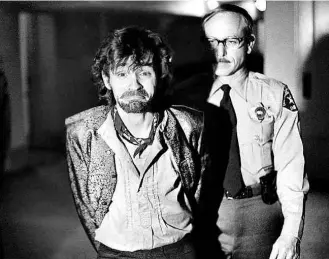  ?? George Brich-21.dez.1970/Associated Press ?? Charles Manson deixa tribunal durante seu julgamento pela morte da atriz Sharon Tate