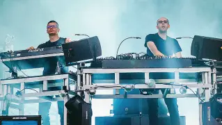  ??  ?? Dj set I The Chemical Brothers, Tom Rowlands e Ed Simons, saranno domani sera in console alla discoteca «Il Muretto» di Jesolo