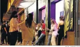  ?? JESÚS JIMÉNEZ HITA ?? Jóvenes concentrad­os en una zona de bares en Granada.