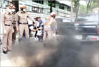  ?? THE NATION ?? Motorists can help reduce air pollution caused by black smoke and PM2.5 dust particles by having their vehicles regularly serviced at department-certified vehicle inspection centres nationwide.