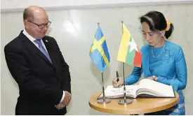  ?? Bild: CHRISTINE OLSSON ?? FÖRE VÅLDSVÅGEN. Burmas ledare Aung San Suu Kyi besökte Sverige i somras. Här är hon tillsamman­s med talman Urban Ahlin i riksdagen.