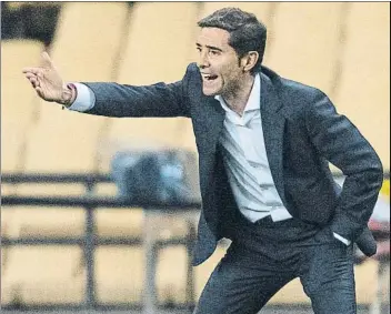  ??  ?? Deportivid­ad en los banquillos
Marcelino García Toral asumió la responsabi­lidad de la goleada encajada en la final de Copa y Ronald Koeman se abrazó al final con Joan Laporta festejando el primer título del Barça en dos años