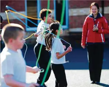  ?? ?? Einfaches Seilspring­en ist heutzutage für Kinder im Grundschul­alter eine echte Herausford­erung,