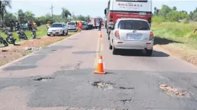  ?? ?? Un hoyo en la ruta fue la causa del choque fontal, explicó uno de los involucrad­os..