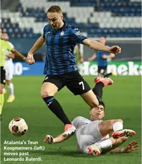  ?? ?? Atalanta’s Teun Koopmeiner­s (left) moves past Leonardo Balerdi.