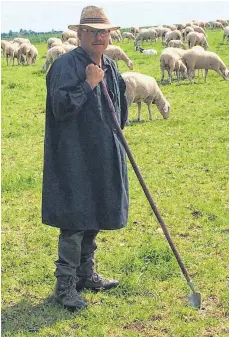  ?? FOTOS: HAEFELE ?? Ein Albschäfer wie aus dem Bilderbuch: Holger Banzhaf.